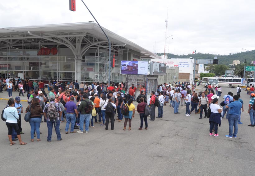 Vuelven los bloqueos al aeropuerto y ADO en Oaxaca | El Imparcial de Oaxaca