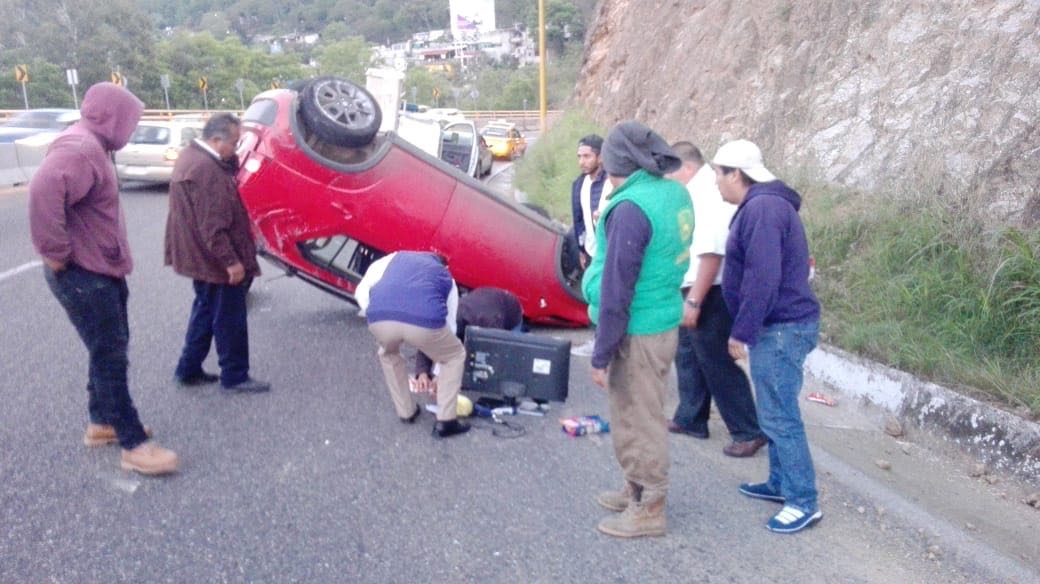 Volcó su vehículo en el Cerro del Fortín | El Imparcial de Oaxaca