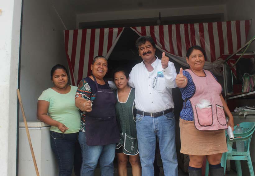 Ignacio Pérez Cervantes escucha a las comerciantes del Istmo | El Imparcial de Oaxaca