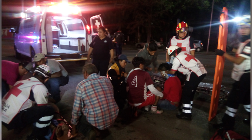 Jóvenes se accidenta en motocicleta y viven para contarlo, ocurrió en avenida Símbolos Patrios | El Imparcial de Oaxaca
