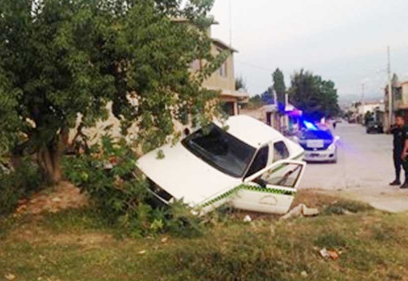 Vuelca taxista y escapa en la carretera Huajuapan – Mariscala