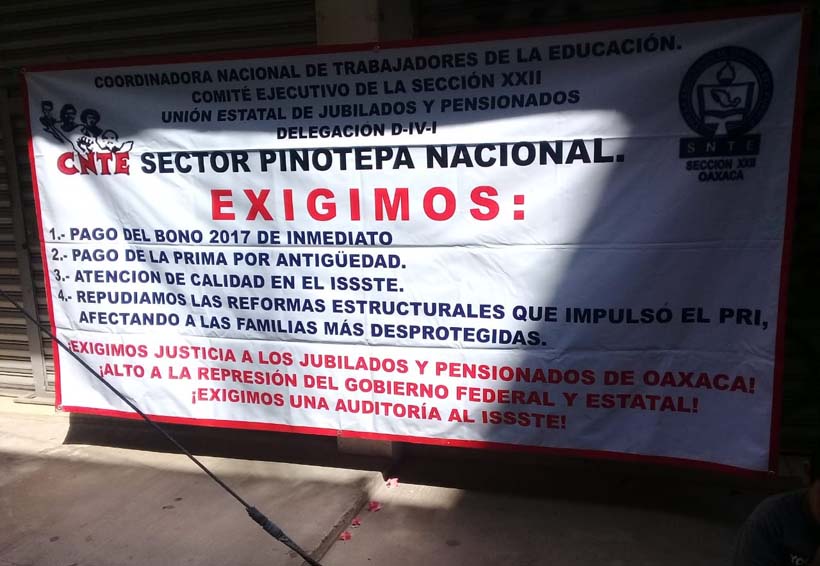 Pensionados  de Pinotepa Nacional exigen pago  de prima de antigüedad | El Imparcial de Oaxaca