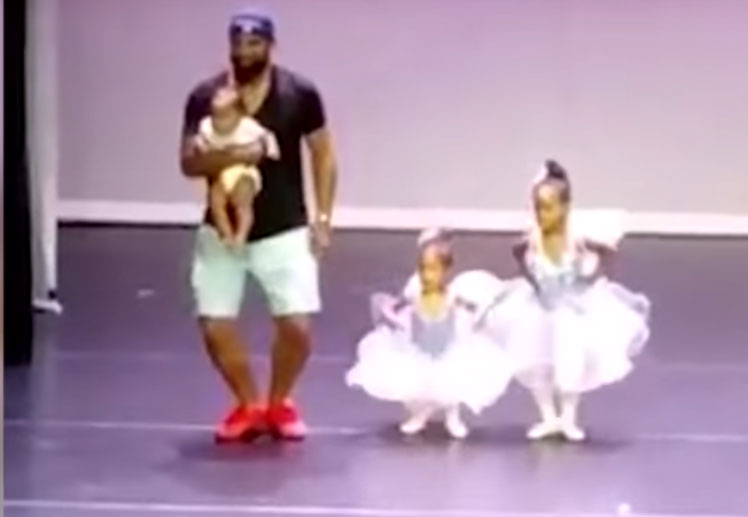 Video: Papá participa en recital junto a su pequeña hija | El Imparcial de Oaxaca