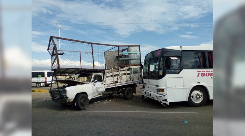 Chocan camioneta y autobús rumbo a Ciudad Judicial en Oaxaca: un lesionado | El Imparcial de Oaxaca