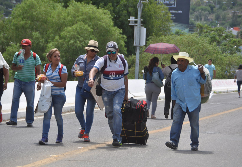 Nuevamente acordona Sección 22 aeropuerto y ADO | El Imparcial de Oaxaca