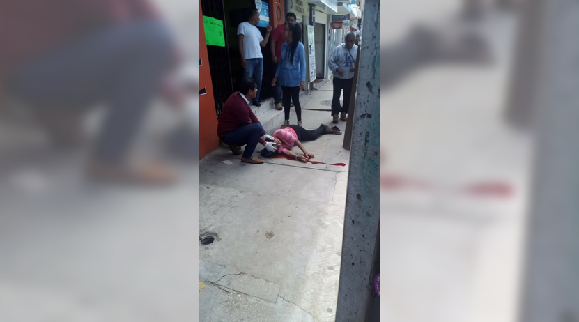 ¡Qué resbalón! Fémina cae y se golpea la cabeza en Oaxaca | El Imparcial de Oaxaca