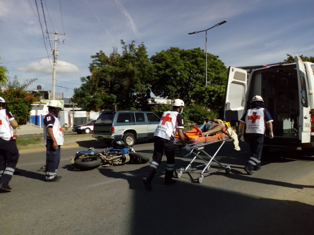 Se impacta contra taxi foráneo sobre avenida Símbolos Patrios | El Imparcial de Oaxaca