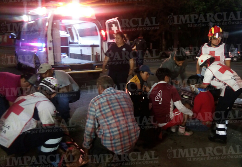 Pareja en moto sufre accidente en la Reforma Agraria, Oaxaca; graves ambos | El Imparcial de Oaxaca