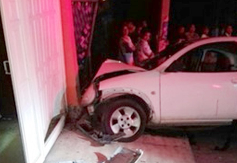 Impacta automóvil contra una vivienda en Huajuapan | El Imparcial de Oaxaca