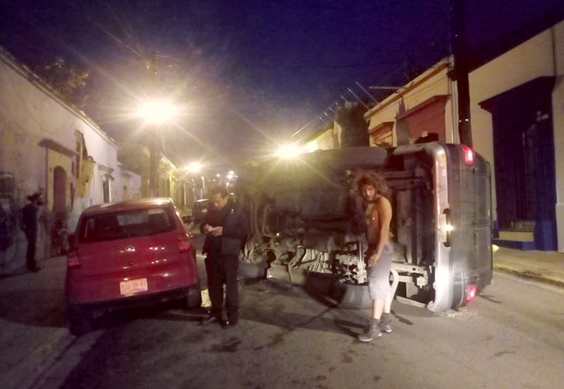 Vuelca vehículo de extranjeros en calles céntricas de Oaxaca | El Imparcial de Oaxaca