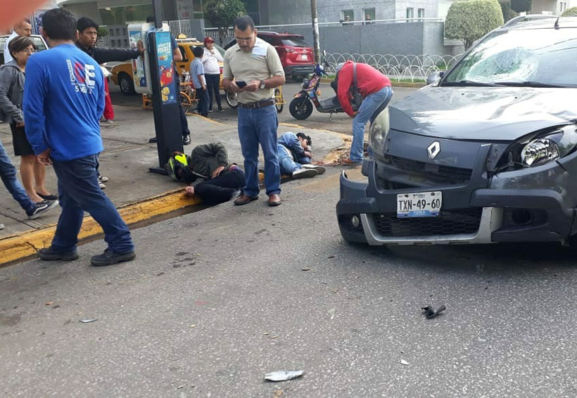 Embiste camioneta a dos motociclistas en la colonia Reforma | El Imparcial de Oaxaca