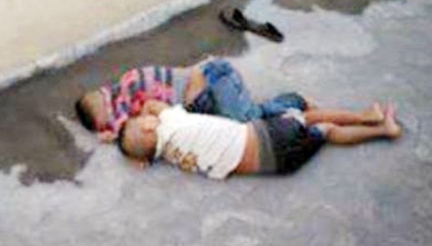 Padres obligan a sus hijos a dormir en la banqueta | El Imparcial de Oaxaca