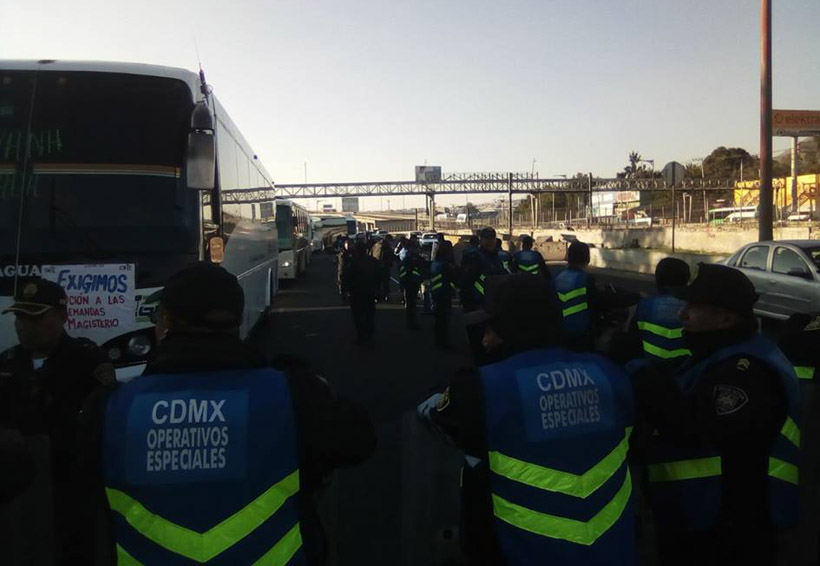 Caravana de la S-22 es retenida por polícias en CDMX | El Imparcial de Oaxaca