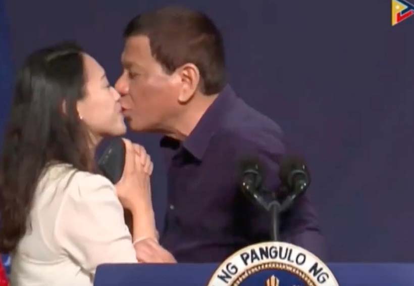 Video: Presidente filipino desata polémica por obligar a mujer a besarlo en la boca | El Imparcial de Oaxaca