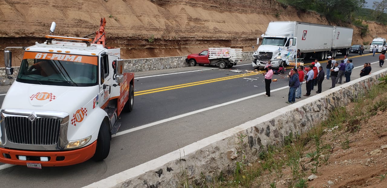 Tráiler choca y  arrolla a vendedor de chicharrines en autopista Cuanopalan-Oaxaca | El Imparcial de Oaxaca