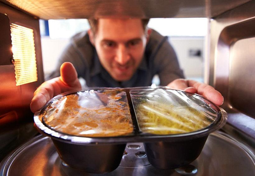 Cosas que pasan por calentar comida en microondas