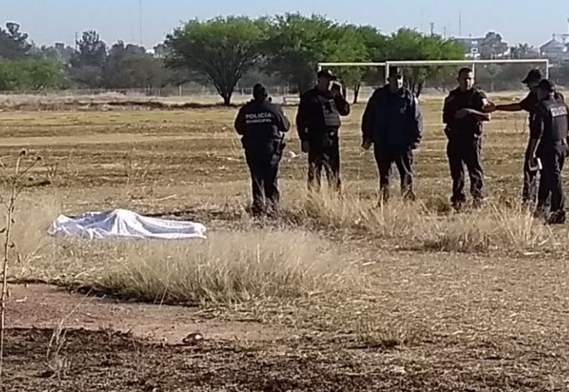 Hallan cuerpo sin vida en campo de futbol