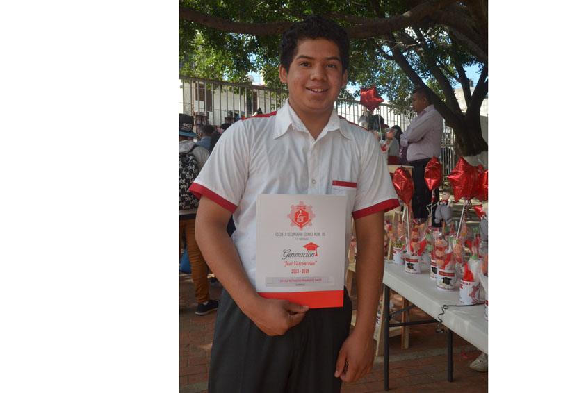 David Dávila concluye sus estudios de nivel secundaria | El Imparcial de Oaxaca