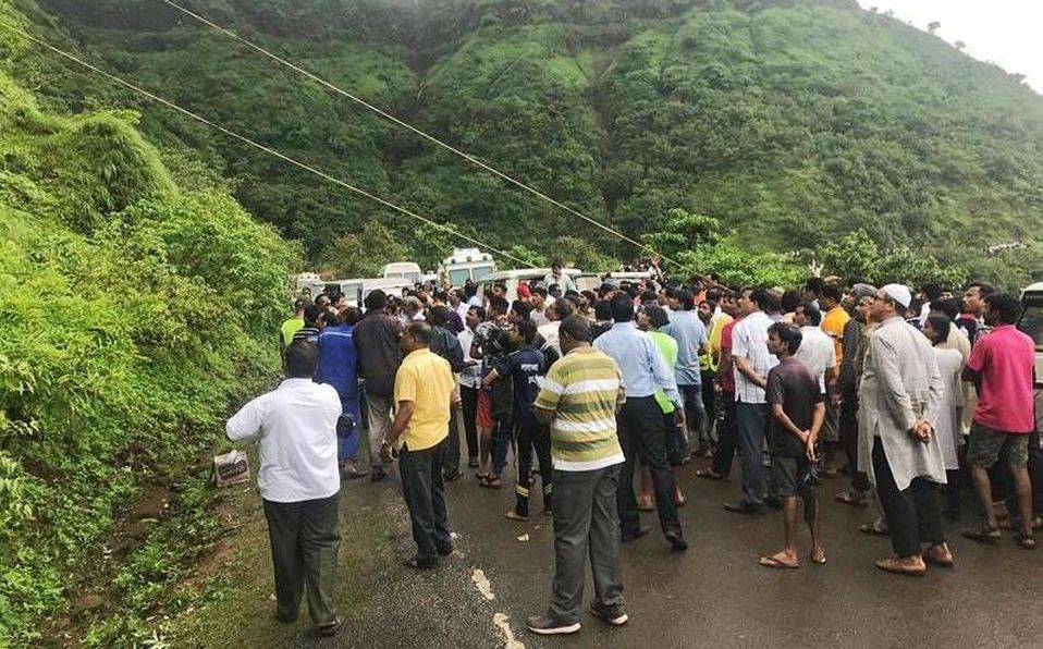 India: Al menos 30 muertos tras caer autobús por barranco | El Imparcial de Oaxaca