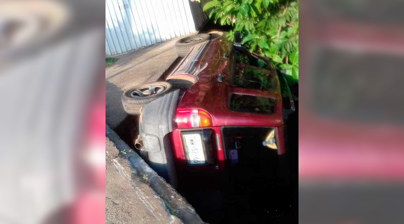 Ebria pareja sufre aparatosa volcadura en una camioneta en Oaxaca | El Imparcial de Oaxaca