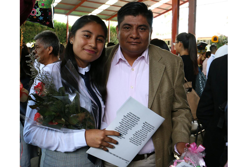 Abril Citlali festeja su graduación | El Imparcial de Oaxaca