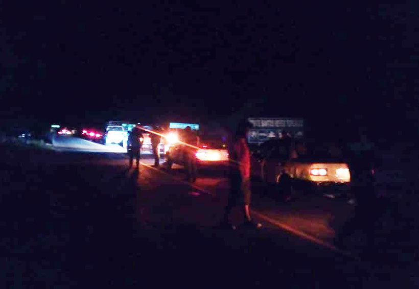 Bloquean carretera en la Mixteca y obligan a conductores a pagar 50 pesos