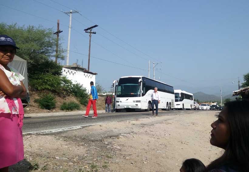 CEOS bloquea carreteras piden atención de CEVI | El Imparcial de Oaxaca
