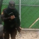 Video: Con su fusil en mano policía hace el #ChonaChallenge