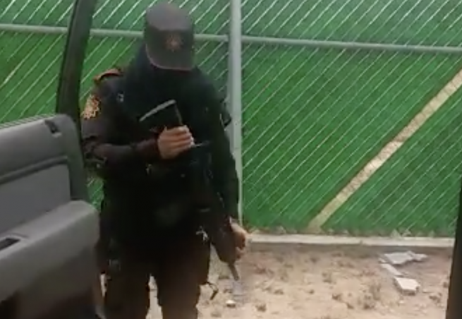 Video: Con su fusil en mano policía hace el #ChonaChallenge | El Imparcial de Oaxaca