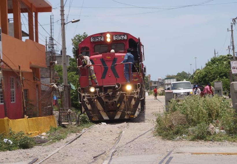 Colonias de Salina Cruz se apoderan del derecho de vía ferroviario | El Imparcial de Oaxaca