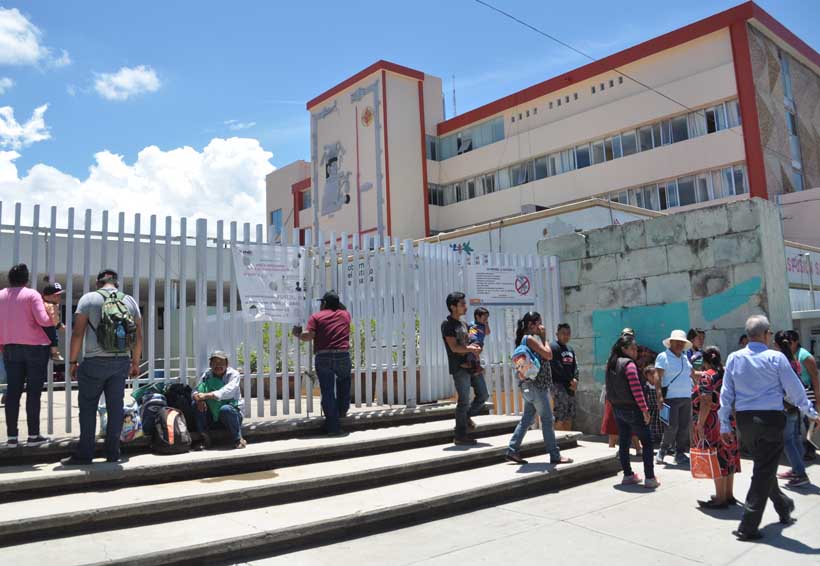 Por una plaza, camilleros realizan  paro de 24 horas en el Hospital Civil | El Imparcial de Oaxaca