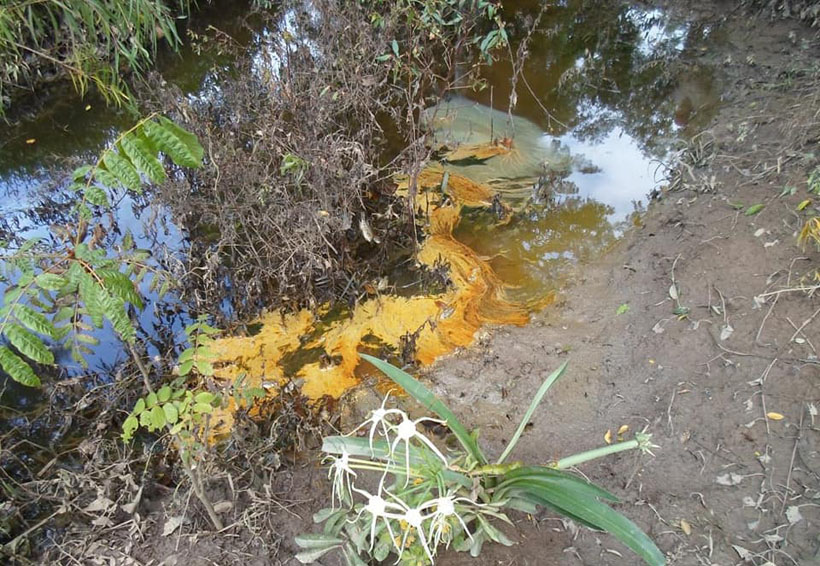 Exigen a Pemex limpieza de arroyo; bloquean carretera