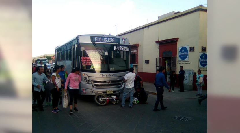 Embiste autobús a motociclista en centro de Oaxaca | El Imparcial de Oaxaca