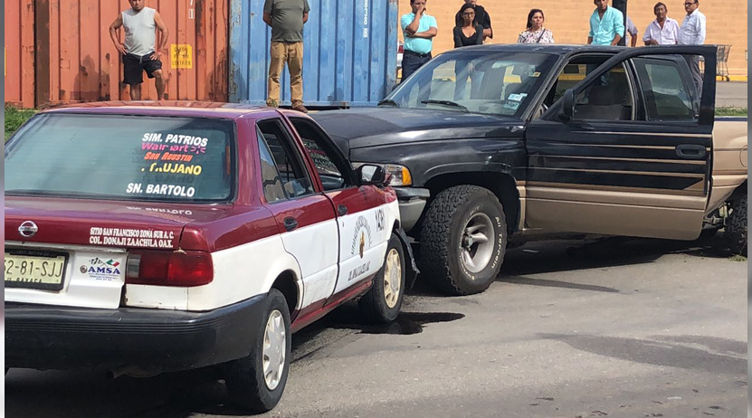 Ebrio taxista ocasiona accidente frente a tienda departamental en Oaxaca | El Imparcial de Oaxaca