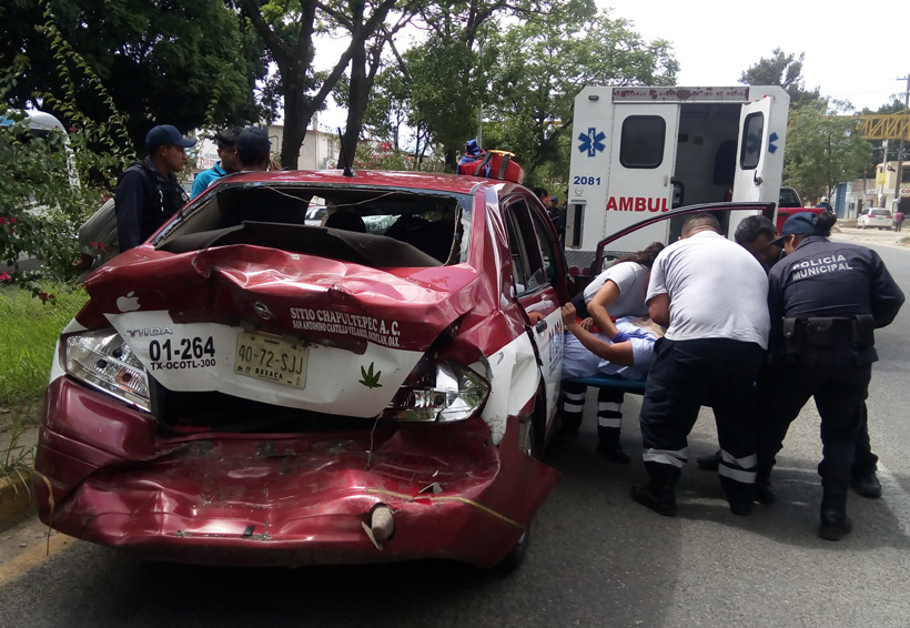 Choque de taxi y camioneta en Símbolos Patrios deja seis lesionados | El Imparcial de Oaxaca