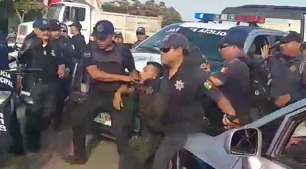Video: ¡Zafarrancho entre policías municipales y estatales en el Istmo! | El Imparcial de Oaxaca