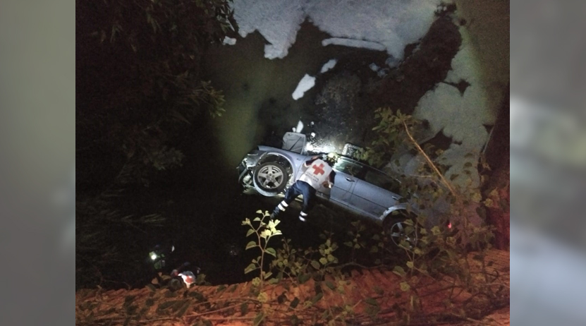 Cae auto a las aguas negras en San Antonio de la Cal | El Imparcial de Oaxaca