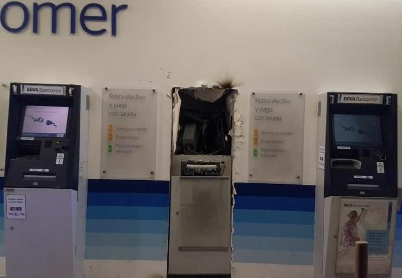 Cajero automático explota cuando delincuentes pretendían llevárselo