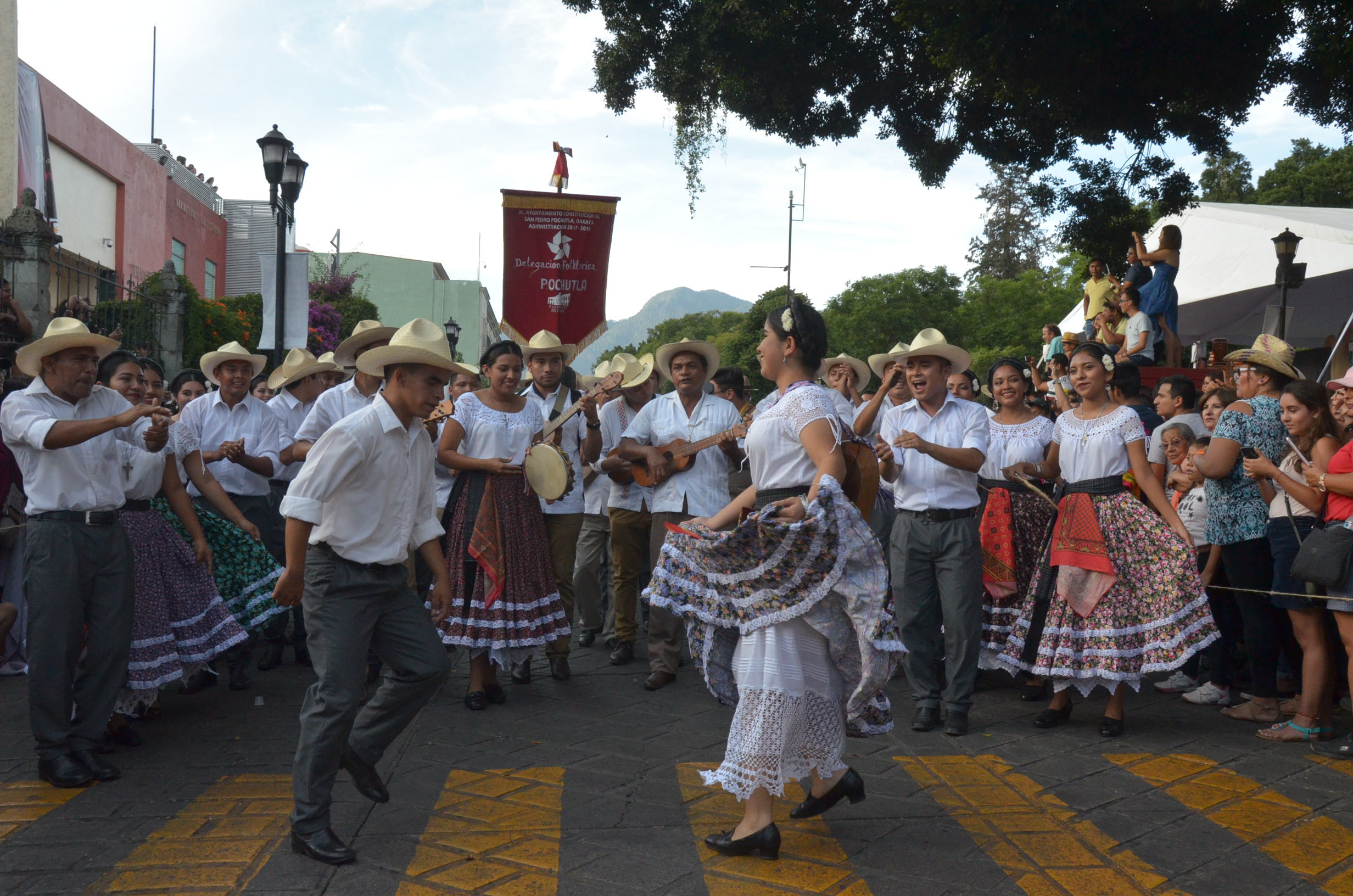 Único y esplendoroso, el desfile de delegaciones | El Imparcial de Oaxaca