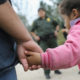 Niños y bebés separados de padres comparecen ante Corte de Inmigración en EU