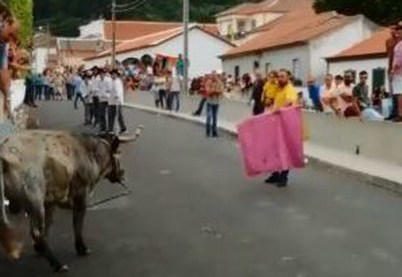Video: Toreando a vaquilla con su hijo en brazos; indigna a internautas | El Imparcial de Oaxaca