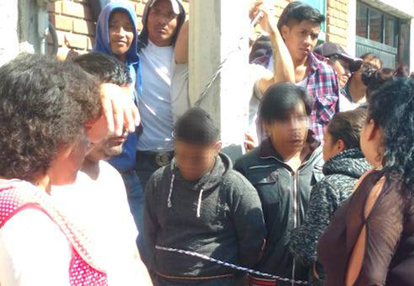 Pobladores enfurecidos amarran a un poste a ladrones e intentan lincharlos | El Imparcial de Oaxaca