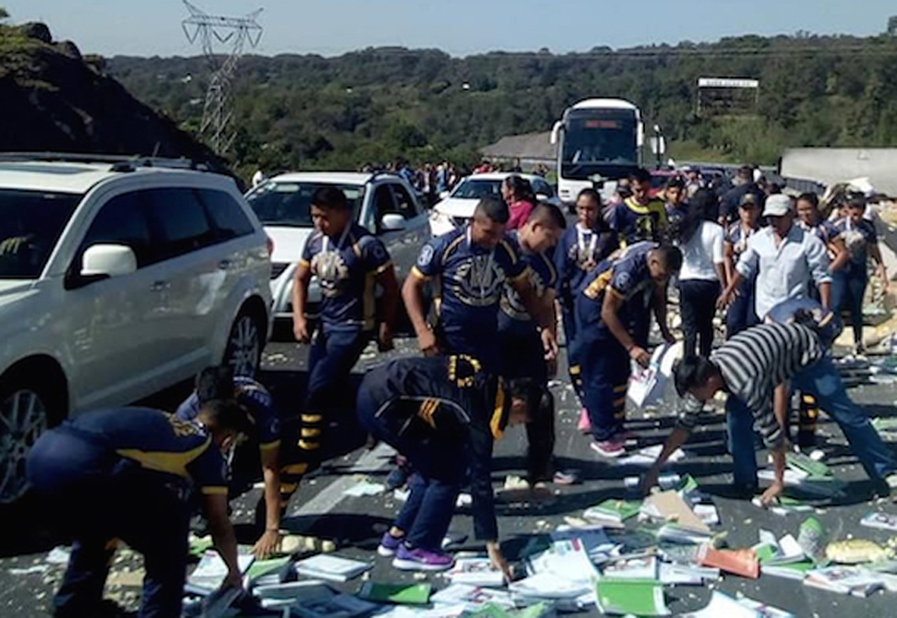 Tráiler lleno de libros se vuelca y las personas rechazan el motín | El Imparcial de Oaxaca