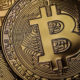 Bitcoin rompe barrera de los 7,000 dólares