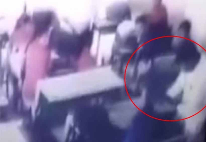 Video: Maestro golpea a niño hasta dejarlo inconsciente | El Imparcial de Oaxaca