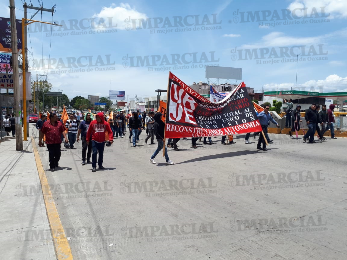 Cierran crucero de 5 Señores para protestar contra el alza del pasaje | El Imparcial de Oaxaca