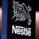 Por acuerdo, Nestlé venderá café y té de Starbucks