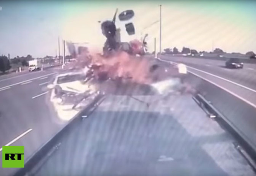 Video: Un automóvil choca a toda velocidad contra una camioneta averiada | El Imparcial de Oaxaca