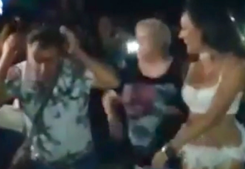 Video: Hombre decide bailar con una ‘stripper’ pero aparece su esposa y lo golpea | El Imparcial de Oaxaca