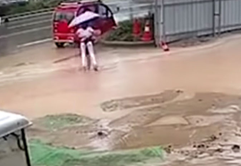 Video: Dos niñas caen y casi se ahogan en un hoyo repleto de agua | El Imparcial de Oaxaca